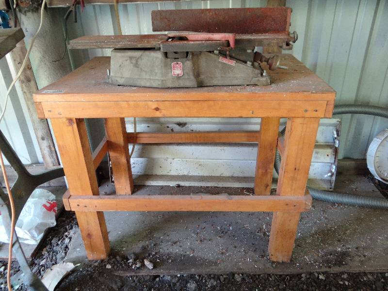 lot 13581 image: Tomlee model 55 jointer and work table.