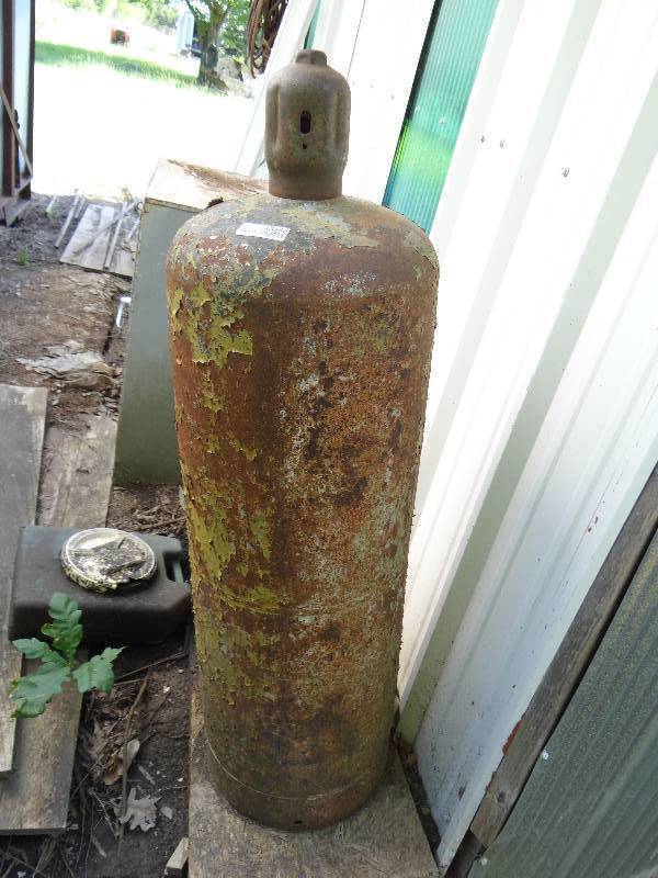 lot 13595 image: Large propane cylinder tank