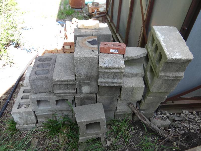 lot 13599 image: Lot of cinder blocks and red bricks.