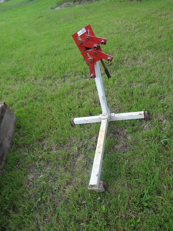 lot 13619 image: Larin heavy duty engine stand holds up to 750lbs.