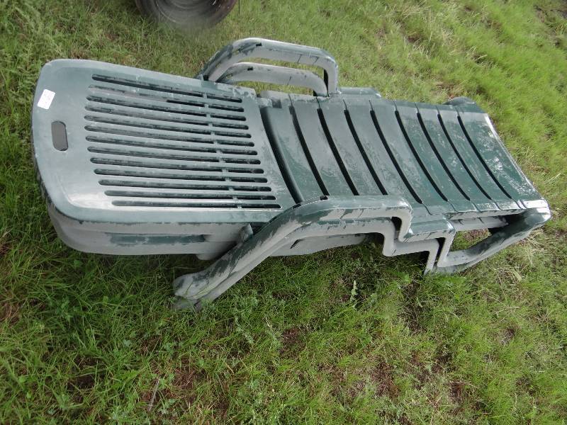 lot 13622 image: 2 Plastic chairs.