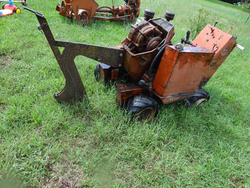 lot 13636 image: 4 wheel drive Ditch Witch cable machine.