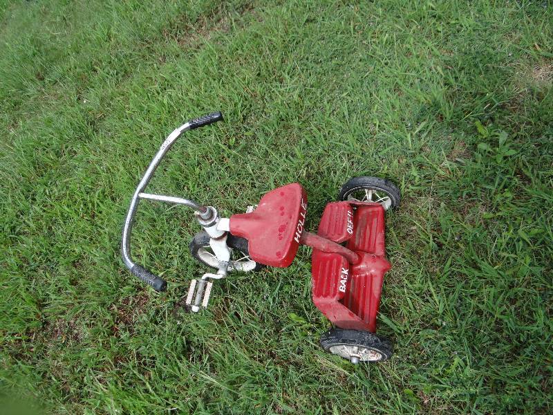 lot 13640 image: Red tricycle.