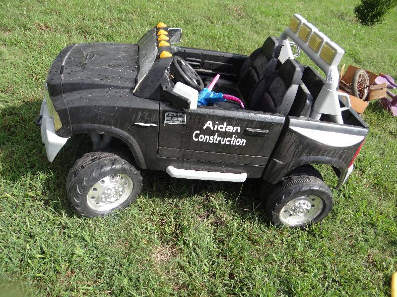 lot 13641 image: Dodge power wheel had battery but no charger.