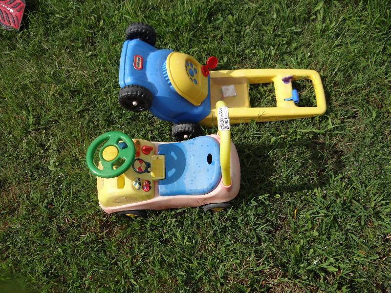 lot 13642 image: Litlle tykes bubble mower and ride on toy.