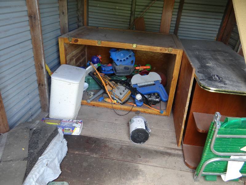 lot 13647 image: Contents of shed.