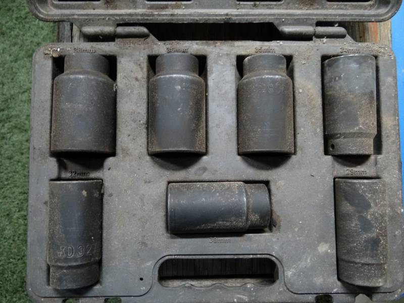 lot 7459 image: Service Tool Axel Nut Set with Case