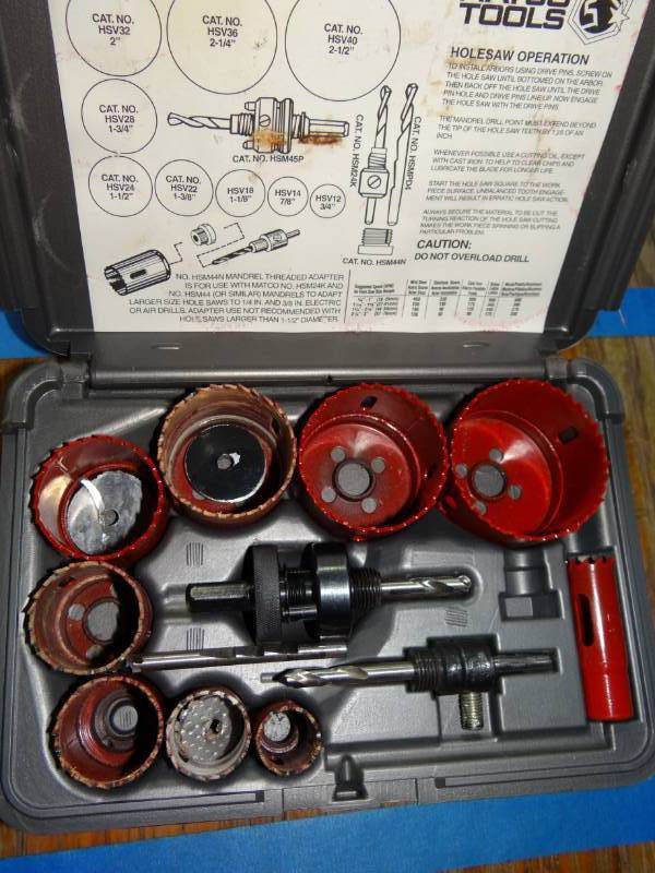 lot 9168 image: MacCo Tools 13 Piece Hole Saw Set Model #  HSB13K