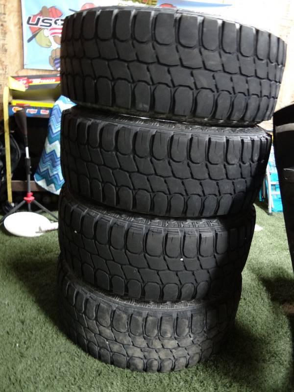 lot 9177 image: Lot of (4) Gladiator Tires