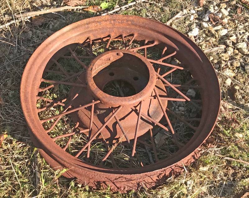 lot 5299 image: Vintage 1920s 1930s Wire Spoke Wheel