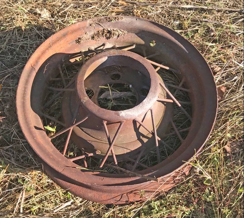lot 5300 image: Vintage 1920s 1930s Wire Spoke Wheel