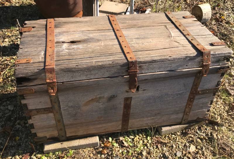 lot 5304 image: Super Cool Vintage Wooden Trunk - Put This on Your Covered Wagon WOW