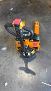lot 670 image: SDLFP30 - SDLANCH - Electric Pallet Jack with Digital Display (unused)