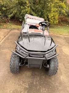 lot 410 image: SDLGC100 - 6 Person Luxury Golf Cart - 2025 - (Unused) Unassembled Golf Cart, this vehicle is drivable. Parts are accounted for, See Pictures for Damages