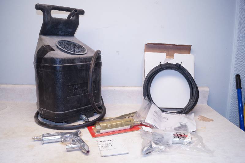 lot 1052 image: Craftsman Sandblaster - M# 875.167061 - 30 lbs. Capacity - w manual and attachments - see pics