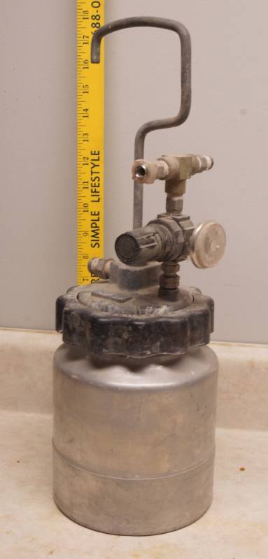 lot 1013 image: Paint Pot Attachment for large painting projects - handle or handing hook - cool