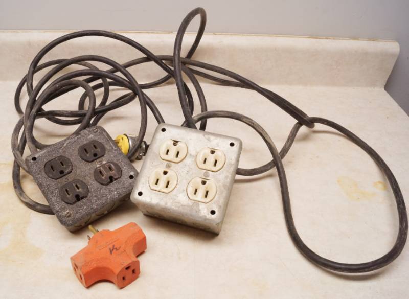 lot 1033 image: Lot of 2 Extension Cord 4 outlet power boxes w 3-way plug