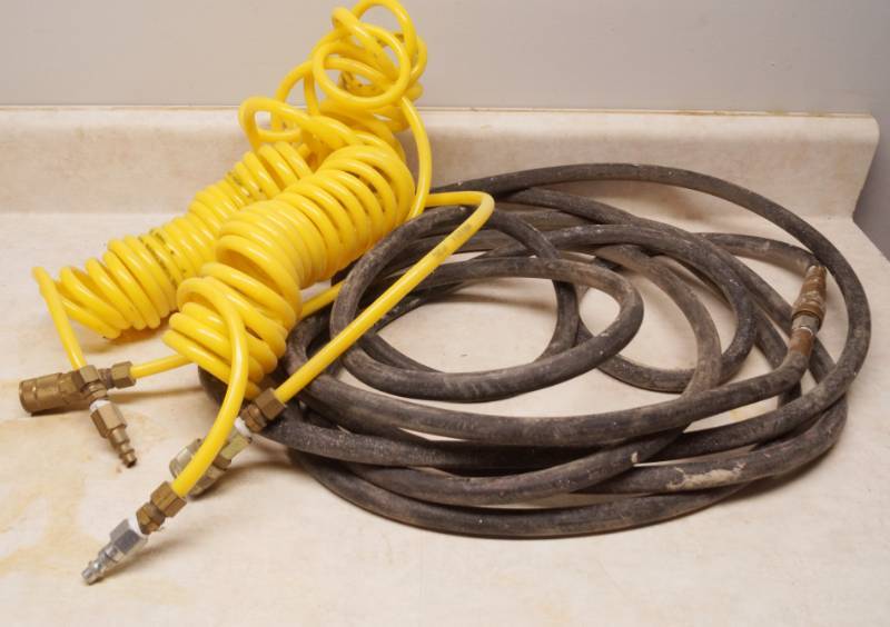 lot 1034 image: Lot of 2 Air Hoses