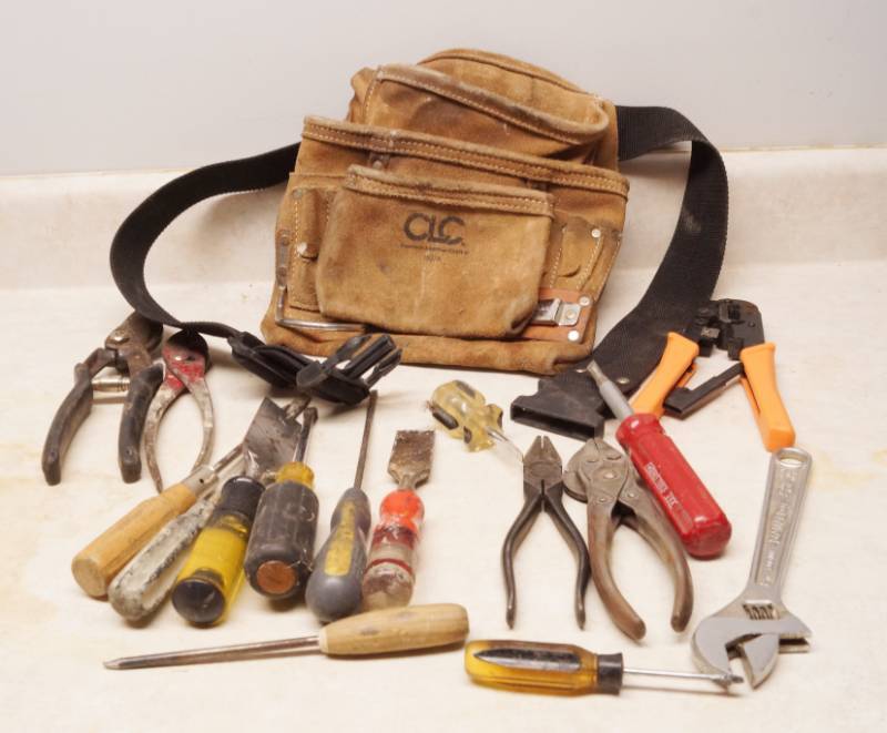 lot 1040 image: Nice Leather Tool Belt Pouch full of hand tool - How handy