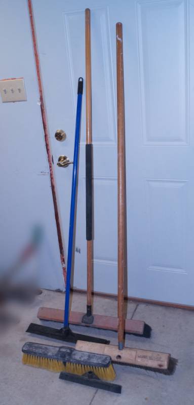 lot 1059 image: Lot of shop brooms and a squeegee