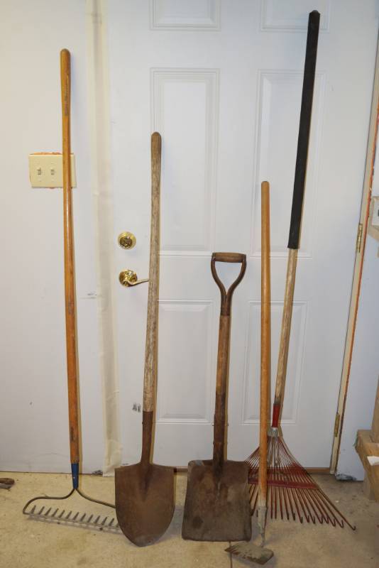 lot 1062 image: Winterize your garden 2 shovels, 2 rakes and a hoe