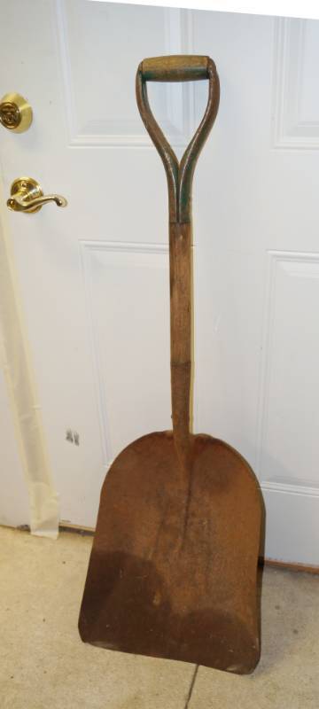 lot 1066 image: Scoop Shovel- Grain Type