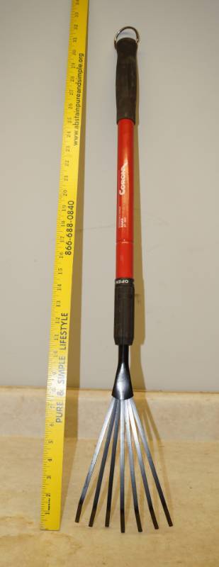 lot 1070 image: Telescoping Garden Rake - Nice Corona M# GT3057
