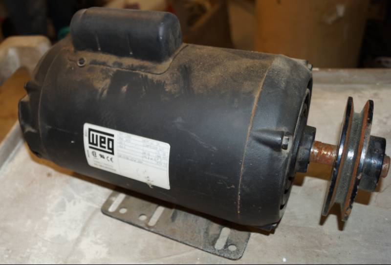 lot 1073 image: WEG Motor - See pics for details - unknown condition  (not locked up)