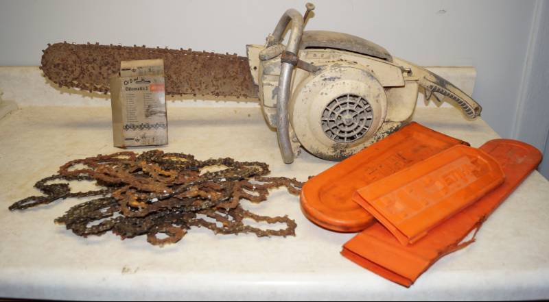 lot 1088 image: Vintage Remington Bantam Chainsaw, chains and chain covers