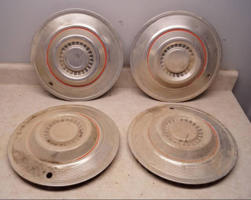 lot 1089 image: Lot of 4 Vintage Hubcaps - Pimp your ride