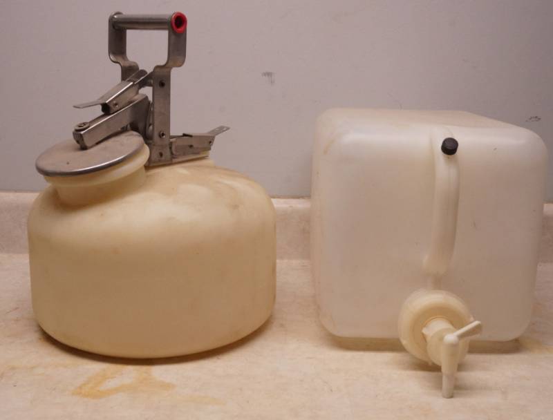 lot 1091 image: Lot of 2 liquid material containers - square one is 5 gallon