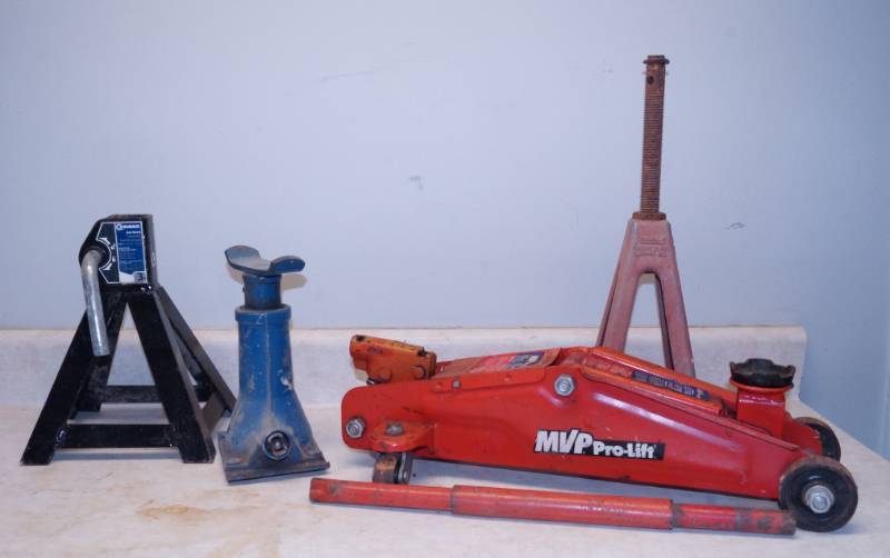 lot 1094 image: Lot of various jacks and a jack stand