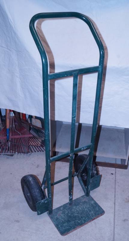 lot 1095 image: Green 2-wheel dolly - nice wheels