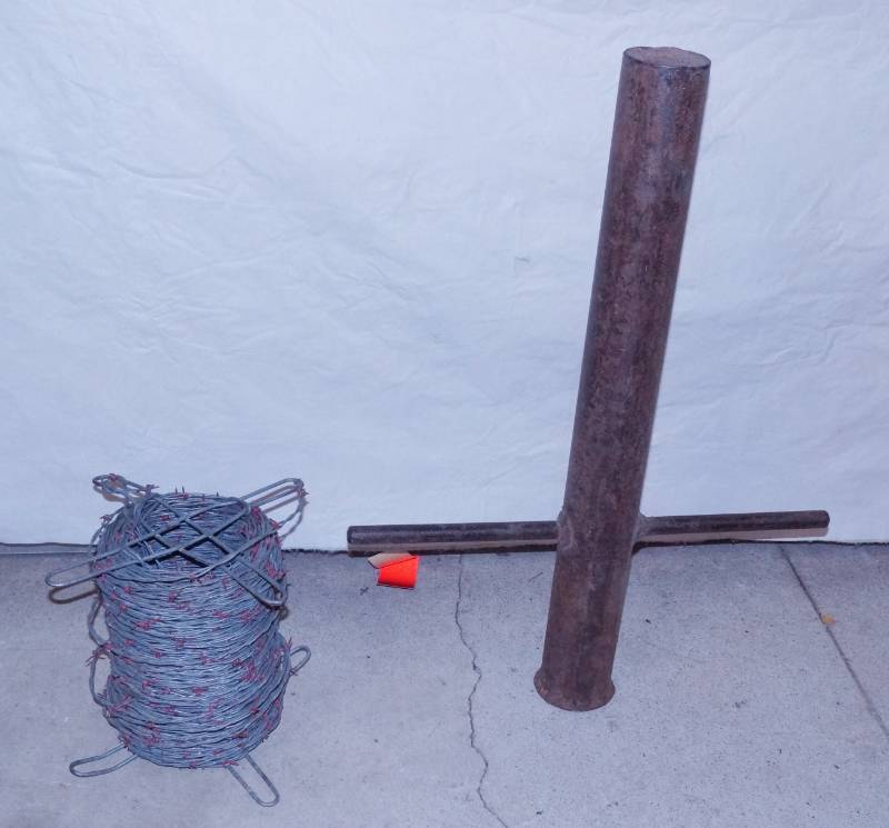 lot 1096 image: T-Post Driver and a roll of barbed wire - heavy