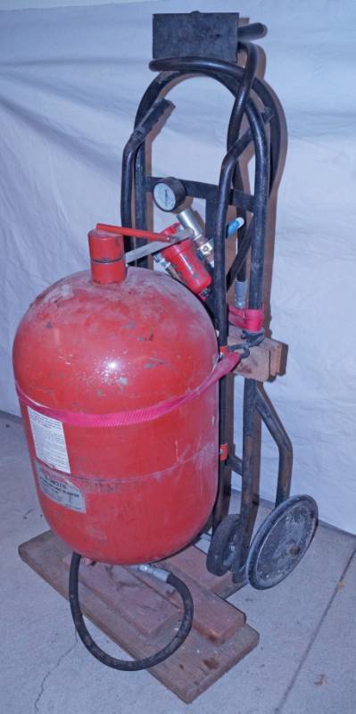lot 1097 image: 20 Gallon Sand Blaster on a dolly - Central Pneumatic S-38375