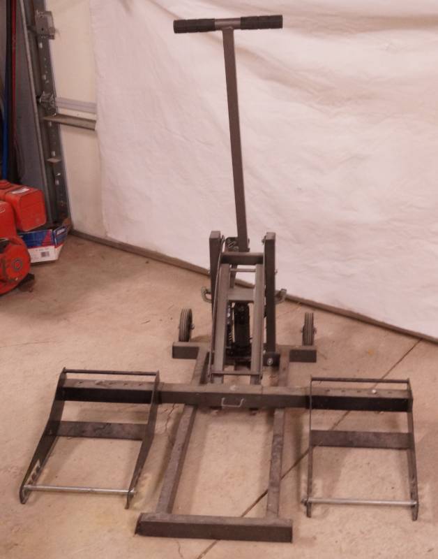 lot 1101 image: High Lift Riding Lawnmower  ATV Jack - Pittsburgh Automotive ITEM# 61523 - WORKS See Video