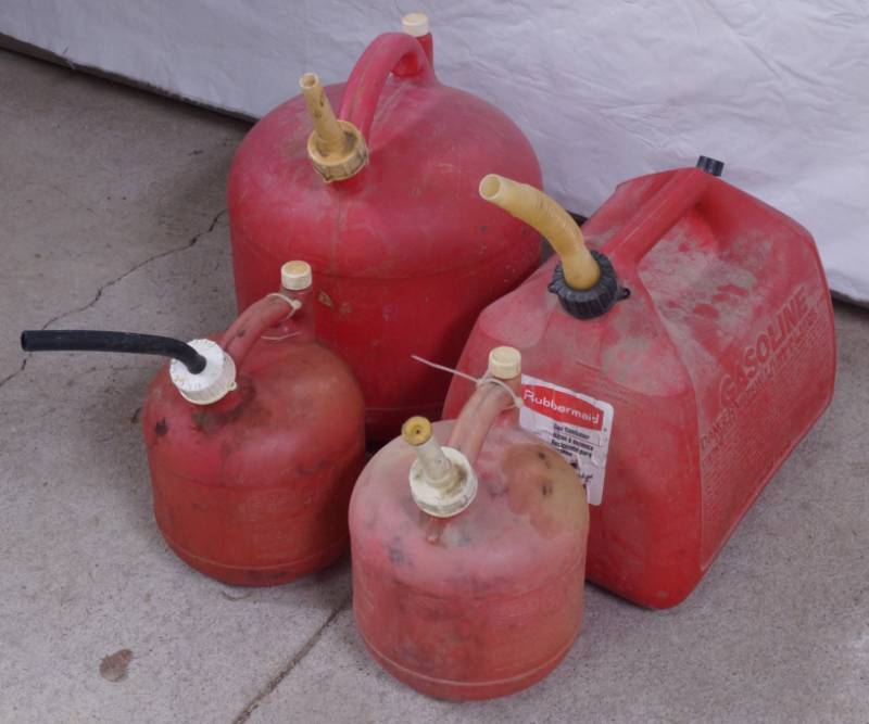 lot 1108 image: Lot of 4 gas cans - some big, some small