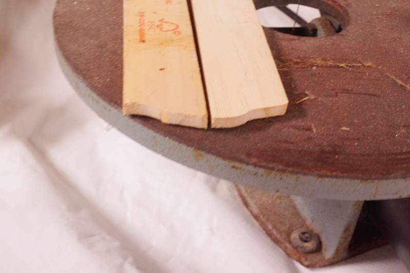 lot 1114 image: Delta 2 Speed 16 Scroll Saw Cat No 40-560 - WORKS See Video