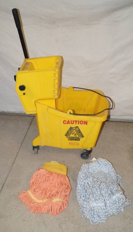 lot 1119 image: Rubbermaid Commercial Mop Bucket - NICE w two replacement mop heads (unused)