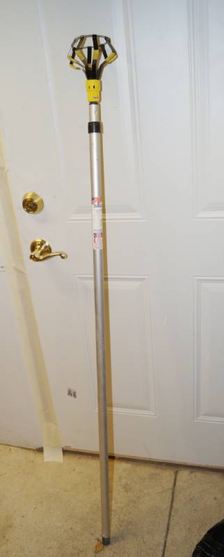 lot 1151 image: Telescoping Light bulb changer - reach high places
