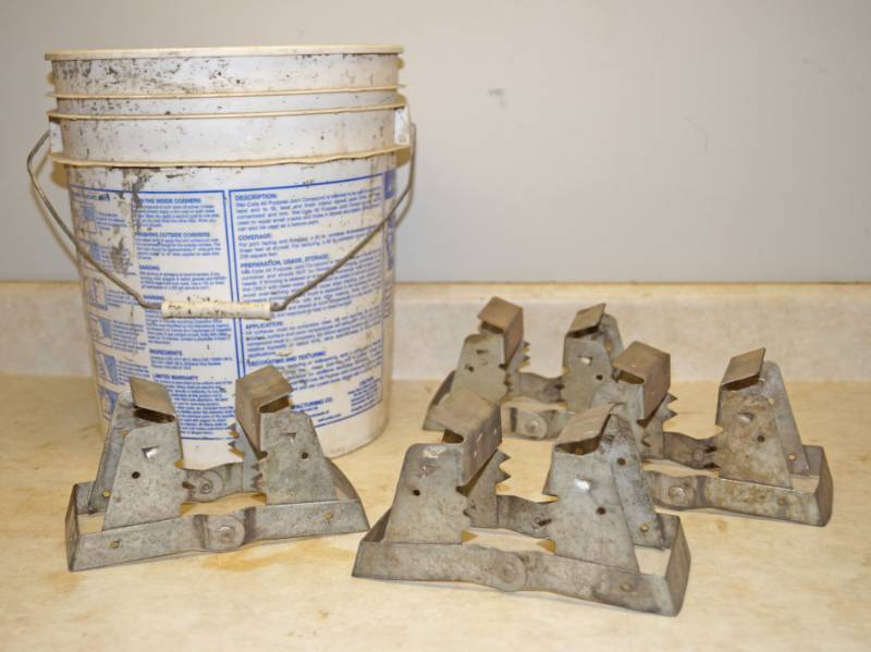 lot 1160 image: Lot of 4 STANLEY Saw-Horse Hinges No 362 - with a storage Bucket