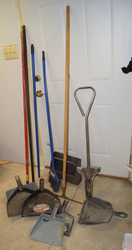 lot 1163 image: Lot of brooms and dustpans