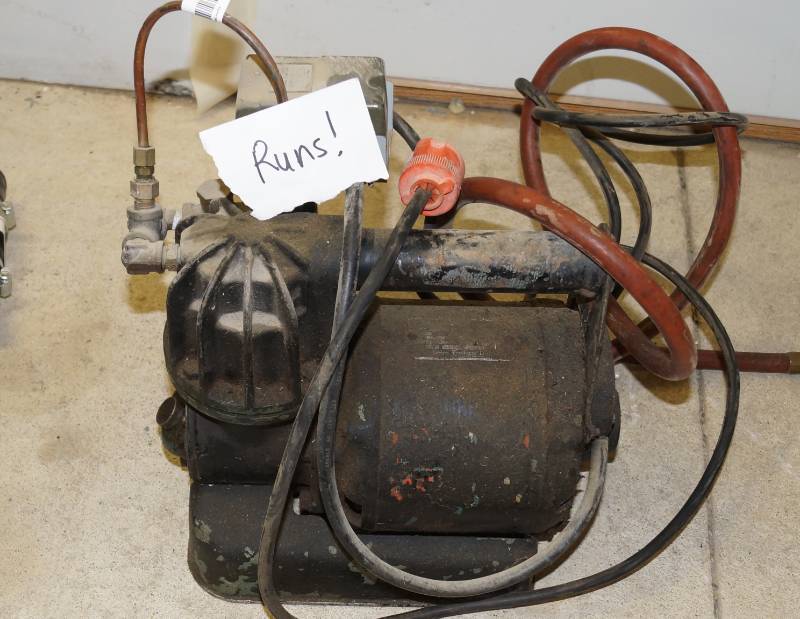 lot 1177 image: Vintage BINKS Air Compressor M# DP 12 E - plugged in and it runs