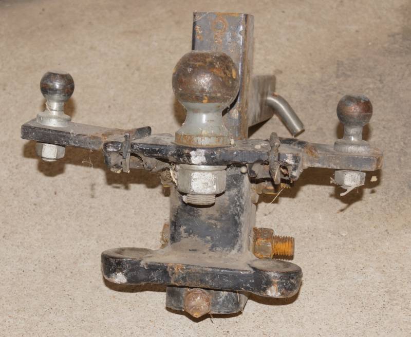 lot 1191 image: Trailer Hitch with three balls - Heavy Duty