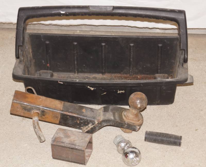lot 1192 image: Trailer Hitch, extra Reese 2 ball and storage tote