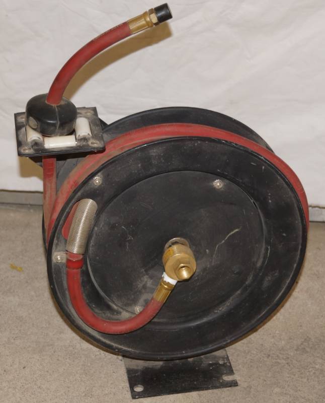lot 1195 image: Central Pneumatic Hose Reel w 25 hose - ready to hang