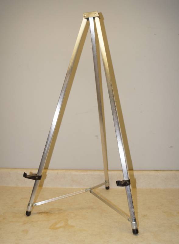 lot 1204 image: Telescoping Easel - Great for presentations