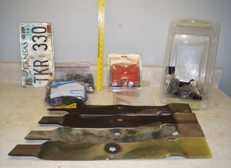 lot 1207 image: John Deere Lawnmower 21-12 Blades, Jack Stand Pads