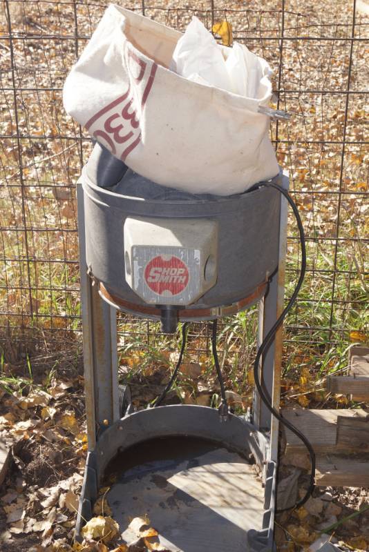 lot 1218 image: Shop Smith Saw Dust Collector w bagger and finishing cloths