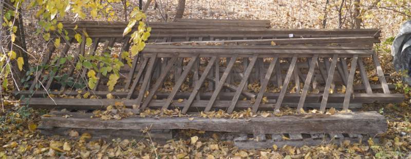 lot 1220 image: Lot of wood railings - weathered - great project wood